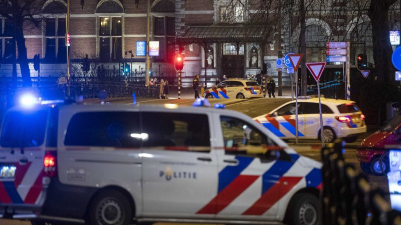 Polizeifahrzeuge im Zentrum von Amsterdam.