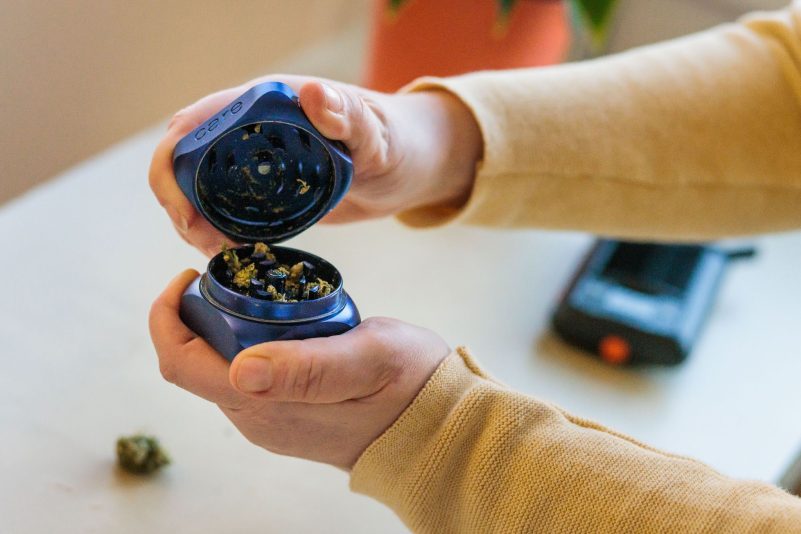 Eine Frau öffnet einen Grinder, in dem medizinisches Cannabis zerkleinert wurde. Die Ampel-Regierung will eine kontrollierte Abgabe von Cannabis an Erwachsene auch zu Genusszwecken erlauben.
