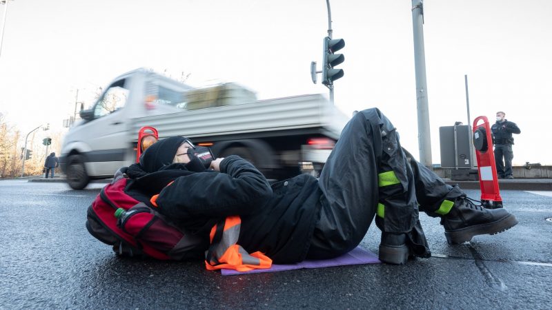 Eine Klimaaktivistin der Aktion «Aufstand der letzten Generation» hat sich auf auf dem Airportring in Frankfurt am Main festgeklebt. Die Demonstranten fordern ein Gesetz gegen Lebensmittelverschwendung und eine sofortige Agrarwende.