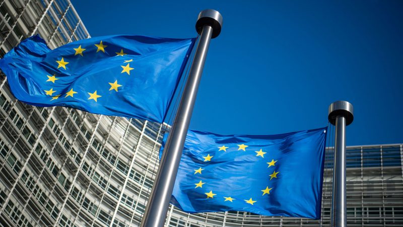 Flaggen der Europäischen Union vor dem Sitz der Europäischen Kommission in Brüssel.