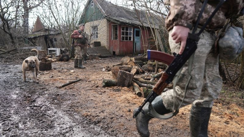 Ein ukrainischer Soldat an der Trennlinie zwischen dem von der Ukraine und dem von pro-russischen Separatisten gehaltenen Gebiet in der Nähe von Svitlodarsk in der Ostukraine.