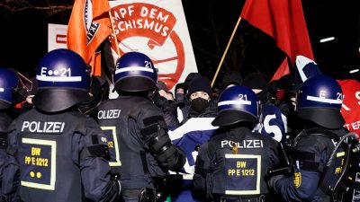 Polizei setzt Schlagstöcke gegen Antifa-Anhänger ein