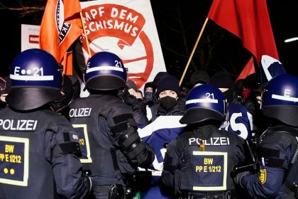Polizei setzt Schlagstöcke gegen Antifa-Anhänger ein
