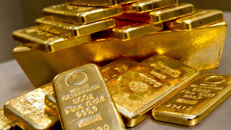 Goldbarren in unterschiedlicher Größe liegen bei einem Goldhändler in einem Tresor. Angesichts des russischen Angriffs auf die Ukraine, hat der Goldpreis seinen höchsten Stand seit Januar 2021 erreicht.