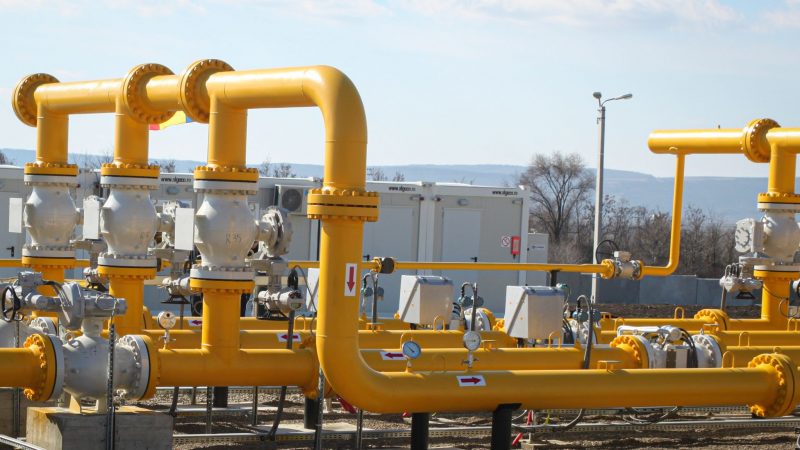 Pipelines eines Erdgasverteilungsnetzes. Ein deutscher Energieversorger erwartet, dass der globale Gasmarkt trotz des russischen Angriffs auf die Ukraine, weiterhin funktioniert.