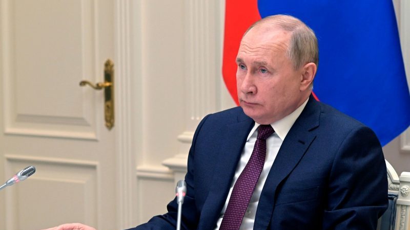 Russlands Präsident Wladimir Putin verfolgt eine Videokonferenz.