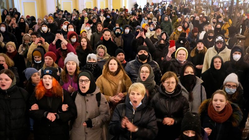 Menschen demonstrieren in St. Petersburg gegen den Krieg in der Ukraine.