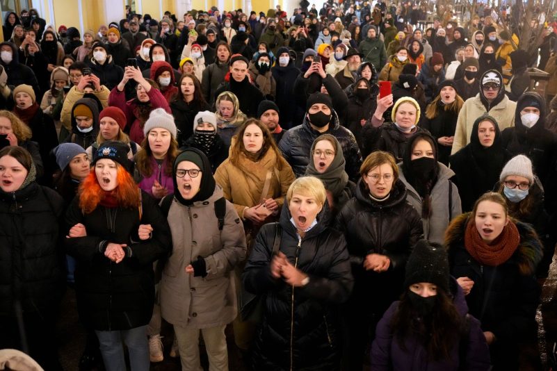 Menschen demonstrieren in St. Petersburg gegen den Krieg in der Ukraine.