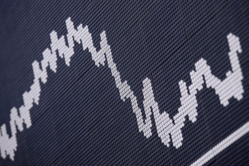 Die DAX-Kurve im Handelssaal der Deutschen Börse in Frankfurt. Die deutsche Wirtschaft begann sich gerade zu erholen als die russische Invasion in der Ukraine begann und die Unsicherheit wiederkehrte.