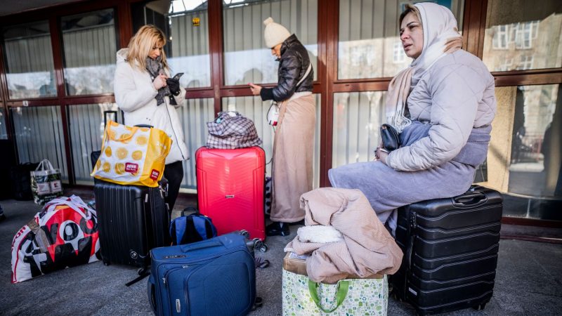 Frauen aus der Ukraine warten am Bahnhof von Przemysl in Polen auf ihren Weitertransport.