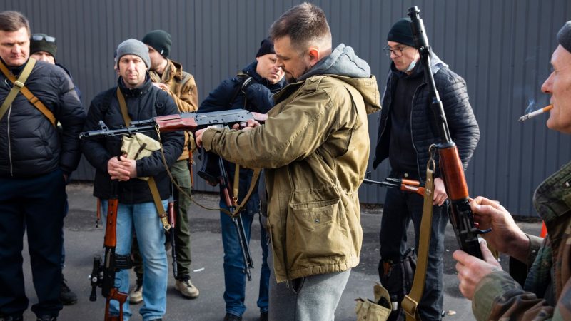 Zivilisten der territorialen Verteidigungseinheit in Kiew rüsten ihre Waffen.