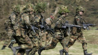 Bundeswehr-Aufrüstung: Bundestag stimmt für Grundgesetzänderung