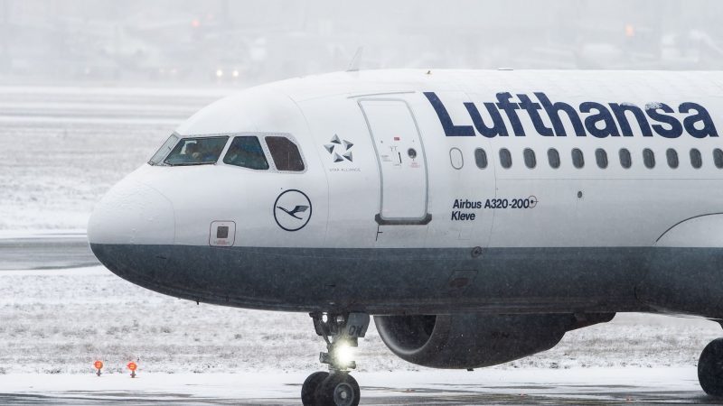 Die Lufthansa stellt zunächst für sieben Tage alle Flüge nach oder über Russland ein.