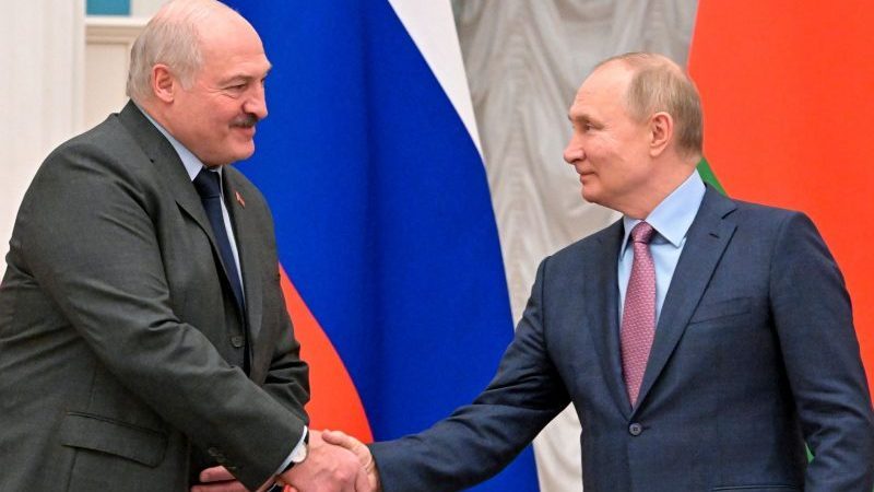 Präsident Alexander Lukaschenko (linsk) will per Verfassungsänderung eine Statonierung auch von russischen Atomwaffen in Belarus ermöglichen. (Im Bild mit Russlands Präsident Wladimir Putin)
