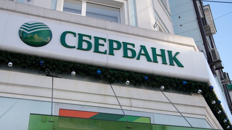 Das Logo der Sberbank an einer Filiale in Russland.