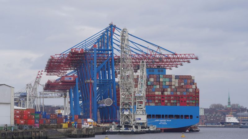 Containerschiff im Hamburger Hafen am   Containerterminal.