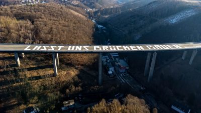 Friedensbotschaft auf gesperrter Autobahnbrücke