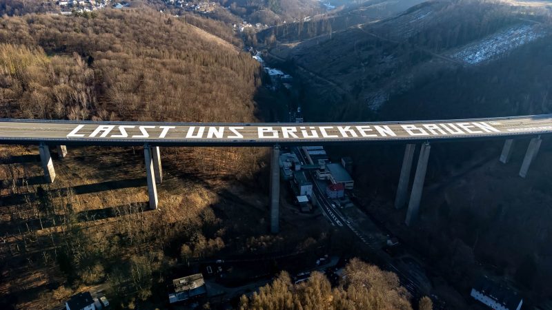 Die riesige Friedensbotschaft «Lasst uns Brücken bauen» auf der gesperrten Rahmedetal-Brücke der Autobahn 45 bei Lüdenscheid