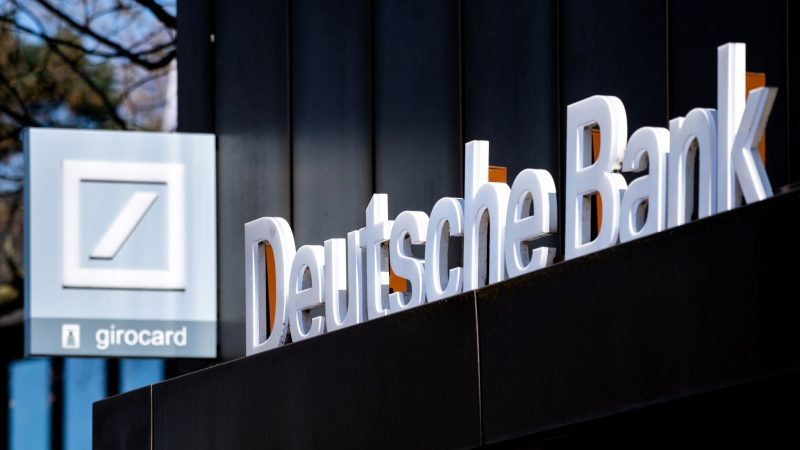 Das Logo der Deutschen Bank an einer Filiale.