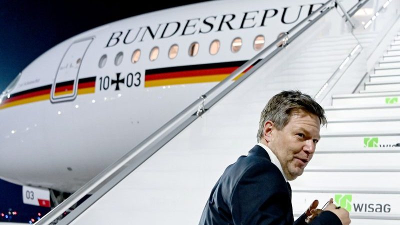 Wirtschafts- und Klimaschutzminister Robert Habeck geht an Bord einer Maschine der Flugbereitschaft am Flughafen Berlin Brandenburg BER, um nach Washington D.C. zu reisen.
