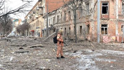 Lage im belagerten Mariupol ernst – Selenskyj: „Ich bleibe in Kiew“