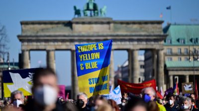 Tausende Menschen bei Friedenskonzert am Brandenburger Tor