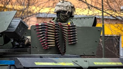 Kriegsverbrechen in der Ukraine? Gefesselte russische Soldaten malträtiert