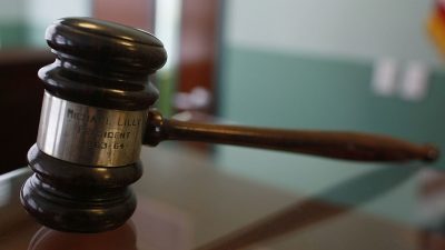 Mann nennt Richter „menschlichen Abschaum“ – Gefängnis ohne Bewährung