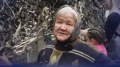 Ukraine im Krieg: Frauen weben gemeinsam Tarnnetze