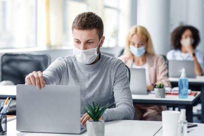 Trotz Corona-Lockerung: Viele Bürger nutzen weiterhin Masken
