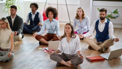 Meditation steigert Produktivität und Zufriedenheit am Arbeitsplatz