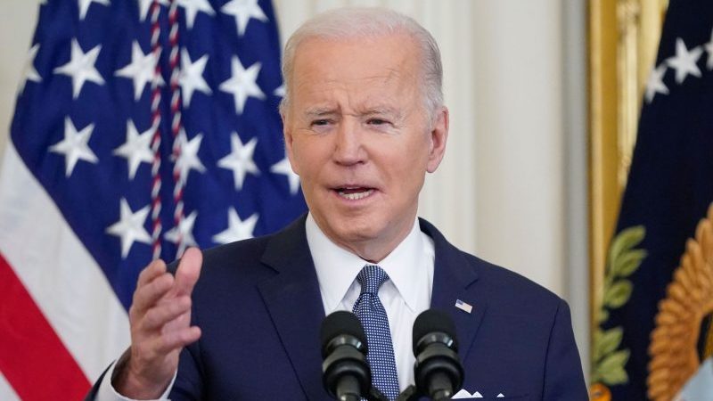 Präsident Joe Biden im East Room des Weißen Hauses.