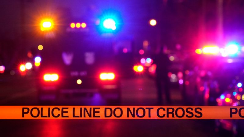 Polizeiband in der Nähe des Tatorts einer Schießerei in Sacramento. Ein Mann hat in einer Kirche mindestens vier Menschen erschossen und auch sich selbst getötet.