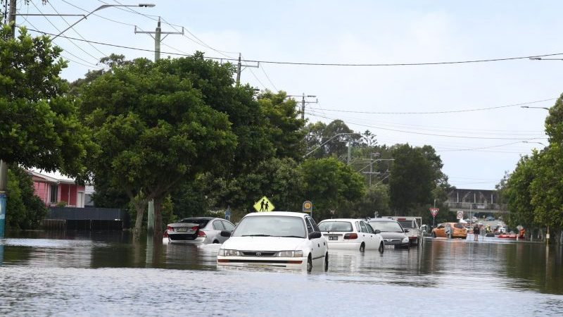 Autos in Australien stehen im Hochwasser. Viele Menschen vor allem rund um die Stadt Lismore im Bundesstaat New South Wales sind wegen Überschwemmungen auf die Dächer ihrer Häuser geflohen.
