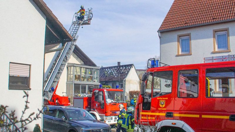Einsatzkräfte der Feuerwehr löschen einen Brand in einem Einfamilienhaus im Kreis Karlsruhe. Drei Tote sind nach Angaben der Polizei dort geborgen worden.