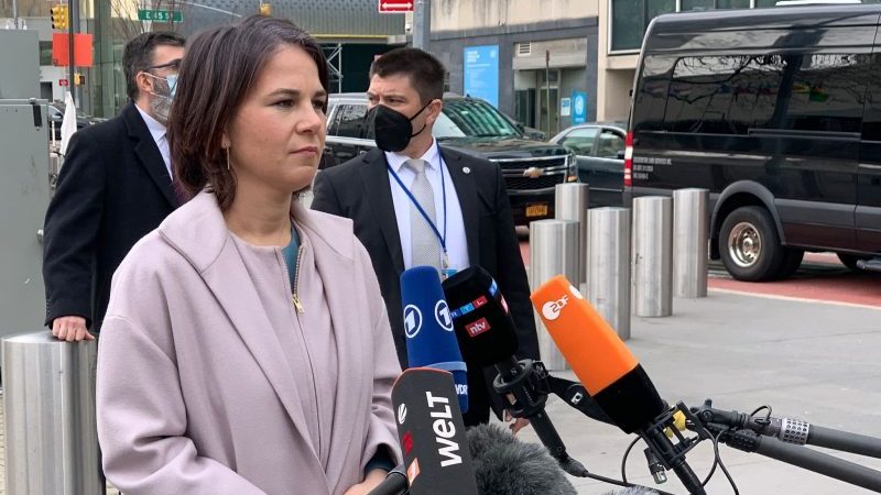 Außenministerin Annalena Baerbock äußert sich in New York zu den Medien.