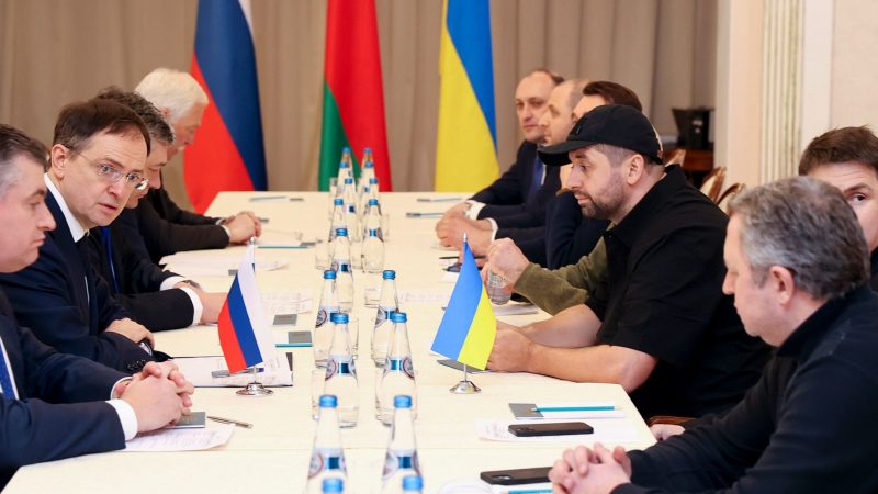 Die russische und die ukrainische Delegation (l.) beim ersten Treffen in Gomel, Belarus.
