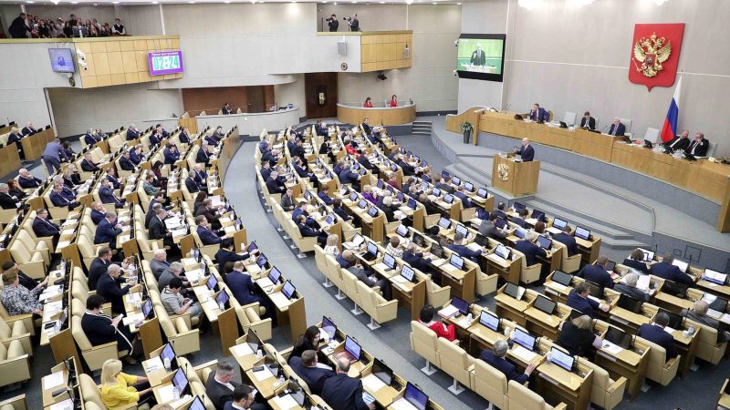 Das Parlament in Moskau. In Russland drohen für die Verbreitung angeblicher Falschinformationen über die russischen Streitkräfte künftig hohe Geldstrafen und bis zu 15 Jahre Haft.