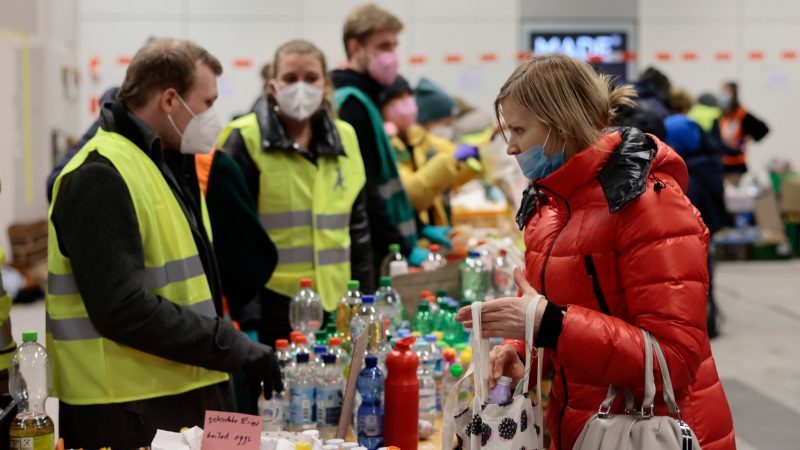 Lebensmittel, Kleidung, Hygiene-Artikel: Ukrainische Flüchtlinge werden bei ihrer Ankunft in Berlin mit dem Wichtigsten versorgt.