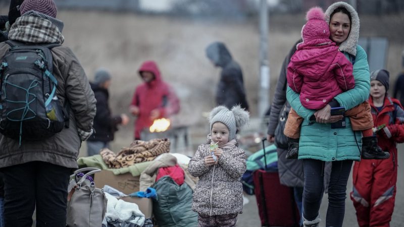 Geflüchtete kommen an der ukrainisch-polnischen Grenze in Medyka an. Seit dem russischen Angriff sind bereits mehr als eine Million Menschen aus der Ukraine geflohen.