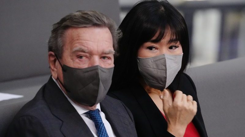 Gerhard Schröder (SPD), Bundeskanzler a.D., und seine Frau So-yeon Schröder-Kim im Bundestag.