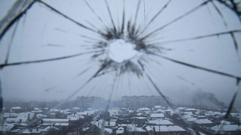 Blick aus einem durch Granatenbeschuss zerbrochenen Krankenhausfenster in Mariupol, Ukraine.