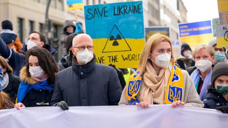 Peter Tschentscher (SPD), Erster Bürgermeister in Hamburg, und Iryna Tybinka, Generalkonsulin der Ukraine in Hamburg, demonstrieren für den Frieden.