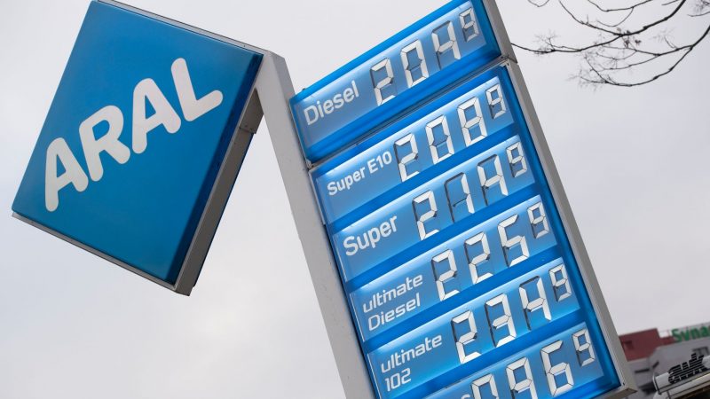 Preise für Kraftstoffe an einer Tankstelle in Berlin. Der russische Angriffskrieg in der Ukraine hatte zu neuen Turbulenzen auf den Ölmärkten geführt.