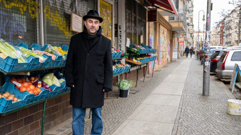 Mikhail Kaluzhskii, Journalist aus Russland,  vor einem Gemüseladen in Berlin-Friedrichshain.