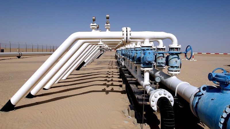 Das Verteilerkreuz einer Ölleitung auf einem Ölfeld in Libyen.