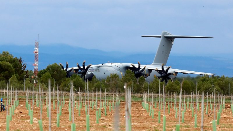 Ein Flugzeug der spanischen Luftwaffe holt am Freitag die Waffenlieferung für die Ukraine ab.