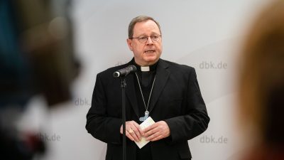 Der Vorsitzende der Deutschen Bischofskonferenz, Georg Bätzing, spricht bei der Eröffnungspressekonferenz der Frühjahrs-Vollversammlung der Deutschen Bischofskonferenz.