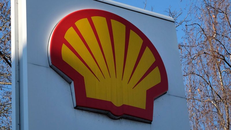 Das Shell-Logo steht an einer Tankstelle.