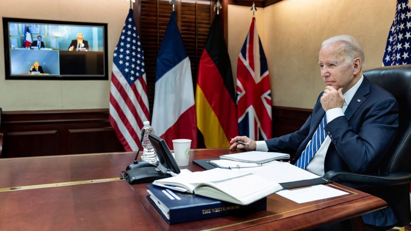 US-Präsident Joe Biden während einer Videoschalte mit dem französischen Präsidenten Macron, dem deutschen Bundeskanzler Scholz und dem britischen Premierminister Johnson.